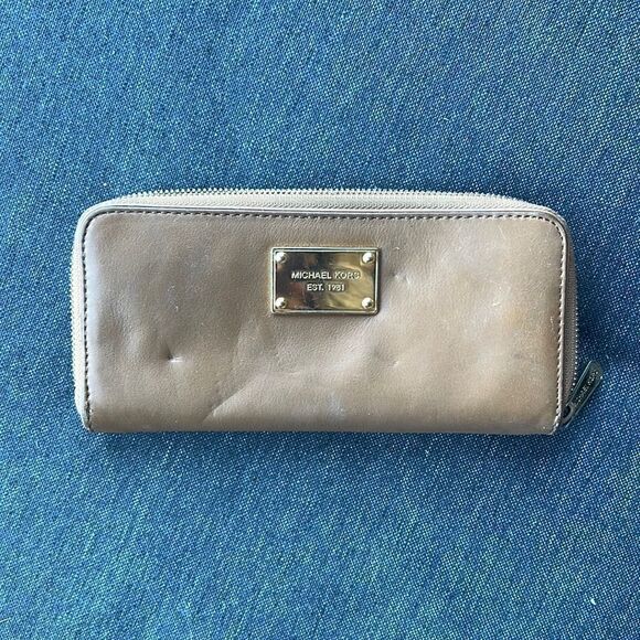 Michael kors wallet tan leather - small imprint in leather (pictured) - Picture 2 of 4